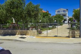 TRIBUNJ APARTMANSKA VILA NA SAMOJ PLAŽI, Vodice, بيت