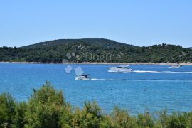 TRIBUNJ APARTMANSKA VILA NA SAMOJ PLAŽI, Vodice, بيت