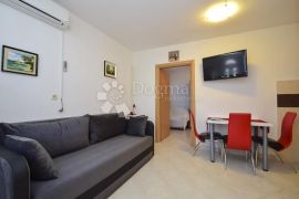 TRIBUNJ APARTMANSKA VILA NA SAMOJ PLAŽI, Vodice, بيت