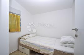 TRIBUNJ APARTMANSKA VILA NA SAMOJ PLAŽI, Vodice, بيت