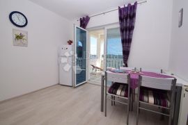 TRIBUNJ APARTMANSKA VILA NA SAMOJ PLAŽI, Vodice, بيت