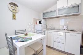 TRIBUNJ APARTMANSKA VILA NA SAMOJ PLAŽI, Vodice, بيت