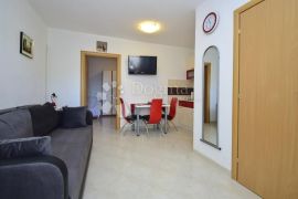 TRIBUNJ APARTMANSKA VILA NA SAMOJ PLAŽI, Vodice, بيت