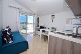 TRIBUNJ APARTMANSKA VILA NA SAMOJ PLAŽI, Vodice, بيت