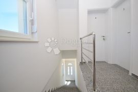 TRIBUNJ APARTMANSKA VILA NA SAMOJ PLAŽI, Vodice, بيت