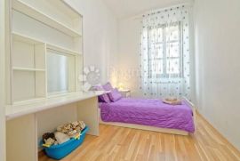 PRILIKA! 2 STANA 2S+DB I 1S+DB SA ZASEBNIM ULAZIMA, 1. KAT, Pula, Appartement