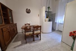 PRILIKA! 2 STANA 2S+DB I 1S+DB SA ZASEBNIM ULAZIMA, 1. KAT, Pula, Appartement