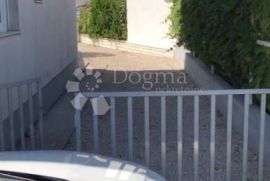 Kuća 400m2 sa 8 apartmana u blizini mora. Prilika!, Vodice, Дом