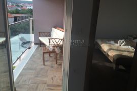 ROGOZNICA APARTMANSKA VILA S BAZENOM NA ODLIČNOJ LOKACIJI, Rogoznica, Casa