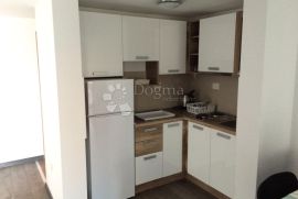 ROGOZNICA APARTMANSKA VILA S BAZENOM NA ODLIČNOJ LOKACIJI, Rogoznica, Casa