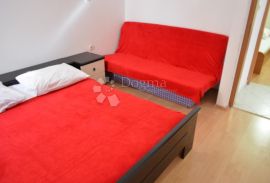 ROGOZNICA PREKRASNA VILA S BAZENOM PRVI RED DO MORA, Rogoznica, Haus