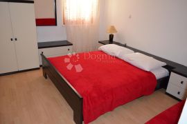 ROGOZNICA PREKRASNA VILA S BAZENOM PRVI RED DO MORA, Rogoznica, Haus