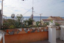 KUĆA SA 4 APARTMANA, SELCE, 300 m OD MORA, Crikvenica, Casa