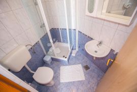 RAB - SAMOSTOJEĆA KUĆA 350m OD MORA - 6 APARTMANA, Rab, House