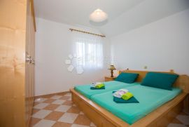 RAB - SAMOSTOJEĆA KUĆA 350m OD MORA - 6 APARTMANA, Rab, House