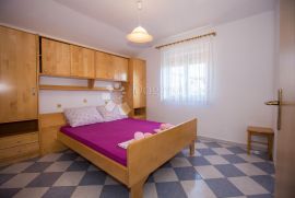 RAB - SAMOSTOJEĆA KUĆA 350m OD MORA - 6 APARTMANA, Rab, House