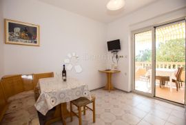 RAB - SAMOSTOJEĆA KUĆA 350m OD MORA - 6 APARTMANA, Rab, House