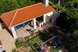 RAB - SAMOSTOJEĆA KUĆA 350m OD MORA - 6 APARTMANA, Rab, House