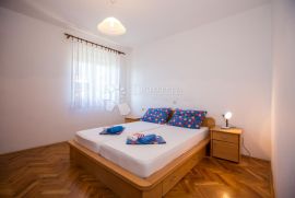 RAB - SAMOSTOJEĆA KUĆA 350m OD MORA - 6 APARTMANA, Rab, House