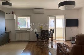 POREČ-kuća sa apartmanima 900 m od mora, Poreč, Casa