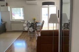 POREČ-kuća sa apartmanima 900 m od mora, Poreč, Дом