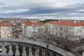 Prekrasna kuća na četiri etaže sa poslovnim prostorom!, Pula, Casa