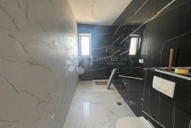 Apartman 98 m²+40 m² novogradnja sa vlastitim bazenom Malinska, Malinska-Dubašnica, شقة