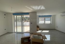 Apartman 98 m²+40 m² novogradnja sa vlastitim bazenom Malinska, Malinska-Dubašnica, شقة