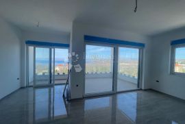 Apartman 98 m²+40 m² novogradnja sa vlastitim bazenom Malinska, Malinska-Dubašnica, شقة