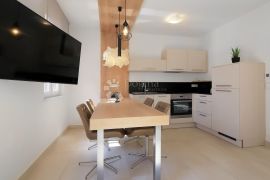 Ičići, kuća s 4 apartmana, površine 240 m², 80 m od mora, Opatija - Okolica, House