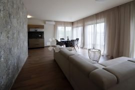 Ičići, kuća s 4 apartmana, površine 240 m², 80 m od mora, Opatija - Okolica, House