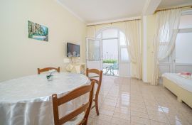 Apartmanska kuća u Srimi na samoj plaži, Vodice, Casa