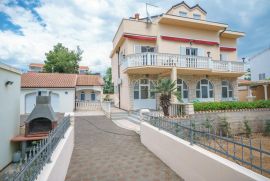 Apartmanska kuća u Srimi na samoj plaži, Vodice, بيت