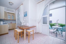 Apartmanska kuća u Srimi na samoj plaži, Vodice, Casa