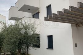 Dvoetažni apartman s bazenom u novogradnji-Malinska, Malinska-Dubašnica, Kвартира