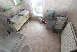 Kuća sa 3 apartmana, okućnicom i garažom, Malinska-Dubašnica, Дом