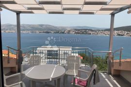 Kuća s pet uređenih apartmana, Trogir, Casa