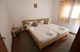 Kuća s pet uređenih apartmana, Trogir, Casa