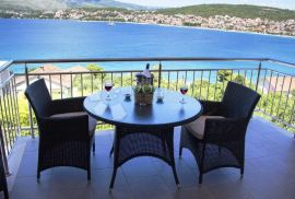 Kuća s pet uređenih apartmana, Trogir, Casa