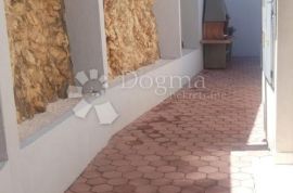 Kuća s pet uređenih apartmana, Trogir, Casa