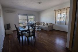 Kuća s pet uređenih apartmana, Trogir, Casa