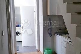 Adaptirana kuća u nizu sa dva apartmana, Baška, Maison