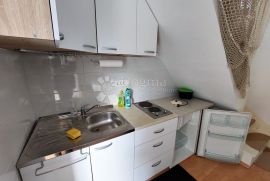 Adaptirana kuća u nizu sa dva apartmana, Baška, Famiglia