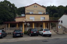 Kuća sa apartmanima i poslovnim prostorom, Novi Vinodolski, Casa