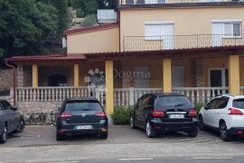 Kuća sa apartmanima i poslovnim prostorom, Novi Vinodolski, House