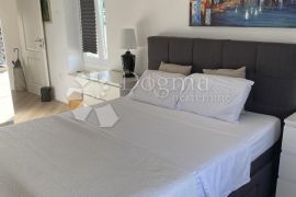 Novouređena villa s prekrasnim pogledom na more i zasebnim apartmanima, Opatija, House