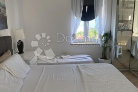 Novouređena villa s prekrasnim pogledom na more i zasebnim apartmanima, Opatija, House