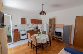 Jadranovo kuća sa sedam apartmana, Crikvenica, House