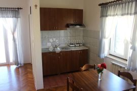 Malinska, kuća sa 7 apartmana, bazenom i pogledom na more!, Malinska-Dubašnica, Casa