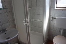 Malinska, kuća sa 7 apartmana, bazenom i pogledom na more!, Malinska-Dubašnica, Casa